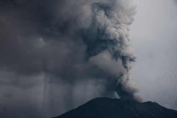這是11月28日在印度尼西亞巴厘島拍攝的噴發(fā)火山灰的阿貢火山。新華社發(fā)
