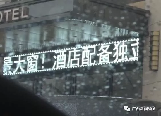 于是，民警將這一情況匯報給指揮中心，請求120醫(yī)護人員到達現(xiàn)場急救。
