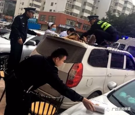 ▲女子跌落至一面包車車頂，民警和醫(yī)護人員將其救下。