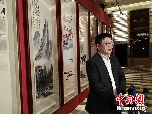 北京保利拍賣執(zhí)行董事趙旭在當晚接受采訪。<a target='_blank'  _fcksavedurl='http://www.chinanews.com/' _fcksavedurl='http://www.chinanews.com/' >中新網(wǎng)</a>記者 宋宇晟 攝