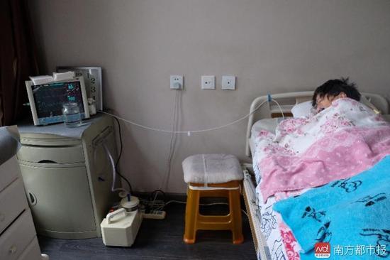 為了照顧張津華，家人把家里的房間變成了病房。氧氣管、心電圖、呼吸機(jī)、排痰機(jī)、鼻飼管、藥柜……（羅逸爵 攝）