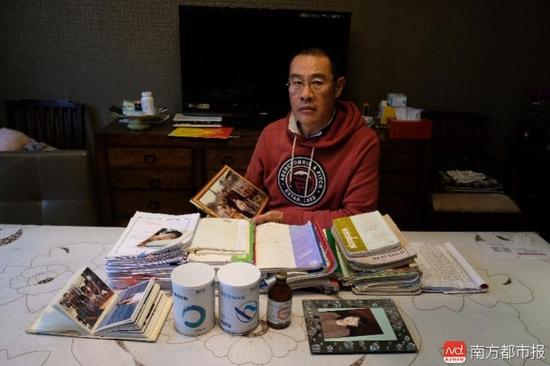 王煥凱及家人這些年照顧張津華做的護(hù)理記錄。（羅逸爵 攝）