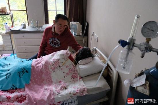 氧氣的轟隆聲，一刻不停地在這個(gè)家里“吵”了九年多。（羅逸爵 攝）