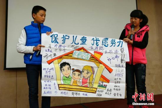12月4日，由全國婦聯(lián)和聯(lián)合國兒童基金會(huì)在北京共同舉辦了“共同行動(dòng)——停止對兒童暴力，促進(jìn)兒童保護(hù)”的主題宣傳活動(dòng)。圖為活動(dòng)兒童代表以繪畫的形式說出他們的心聲。<a target='_blank'  _fcksavedurl='http://www.chinanews.com/'>中新社</a>發(fā) 富田 攝