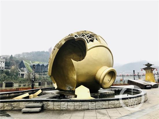 △茅臺鎮(zhèn)1915廣場著名的“壇碎”雕塑。