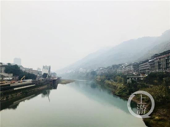 △赤水河兩岸的茅臺鎮(zhèn)有著超過2000家白酒經(jīng)營戶。