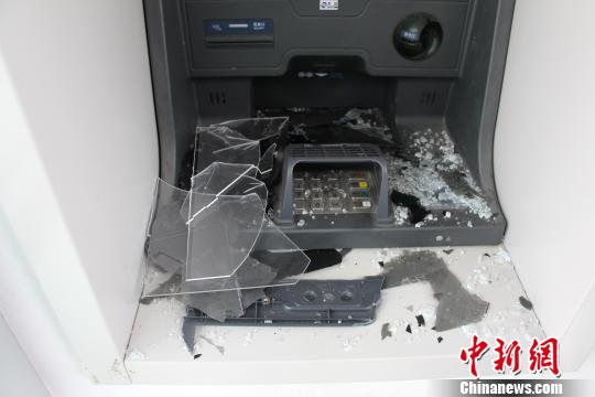 被砸的ATM機(jī)。萬山警方提供