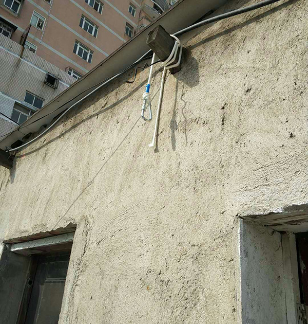 懸掛的登山繩子和房梁。