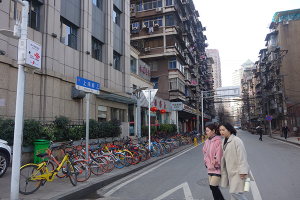 上海路的兩邊，大多是一些老房子。