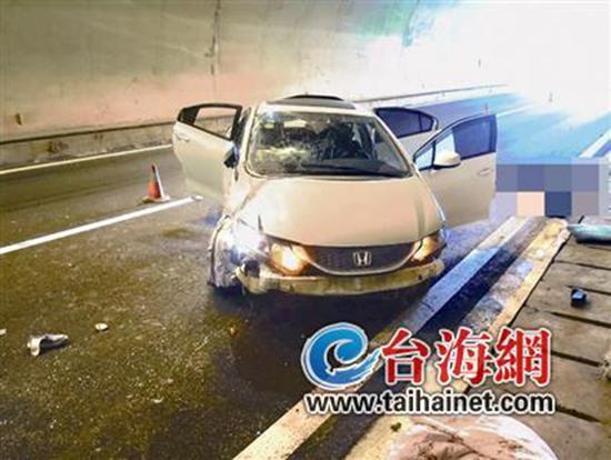 小車在龍巖高速隧道內翻車，擋風玻璃脫落。 臺海網 圖