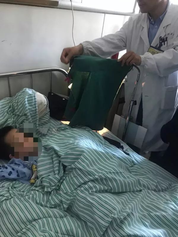嚇哭！6歲男孩被夾斷手指 罪魁禍首竟是校服