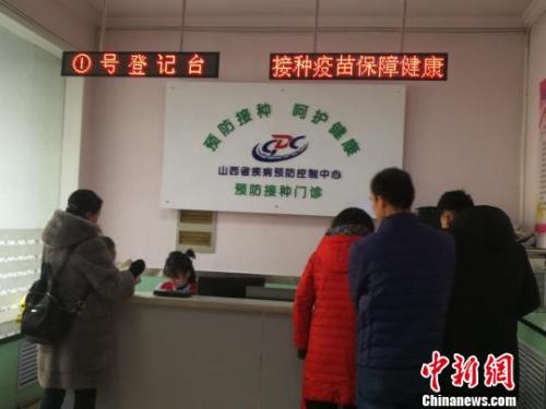 當(dāng)日，山西省疾病預(yù)防控制中心門(mén)診部擠滿(mǎn)了前來(lái)接種和咨詢(xún)四價(jià)宮頸癌疫苗的女性。 范麗芳 攝