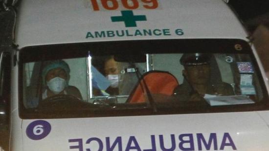 救護(hù)車(chē)帶著被救少年離開(kāi)。（圖：EPA）