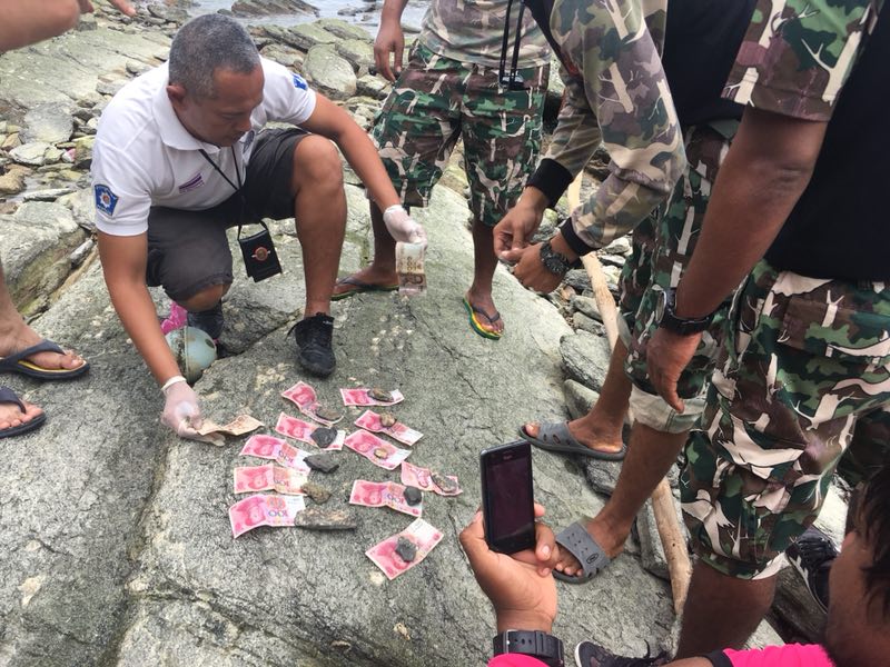  11日，泰方在打撈出的中國(guó)遇難者遺體的衣服內(nèi)發(fā)現(xiàn)了人民幣。