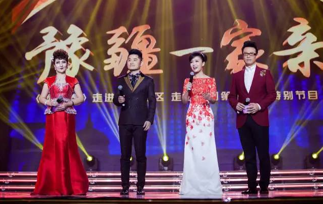 主持人：白燕升、龐曉戈、關(guān)楓、熱娜·古麗（從右到左）