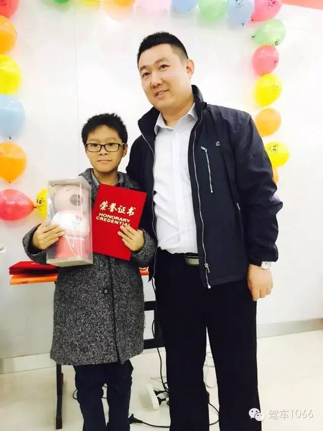 我是小小銀行家，來跟行長合個影哦
