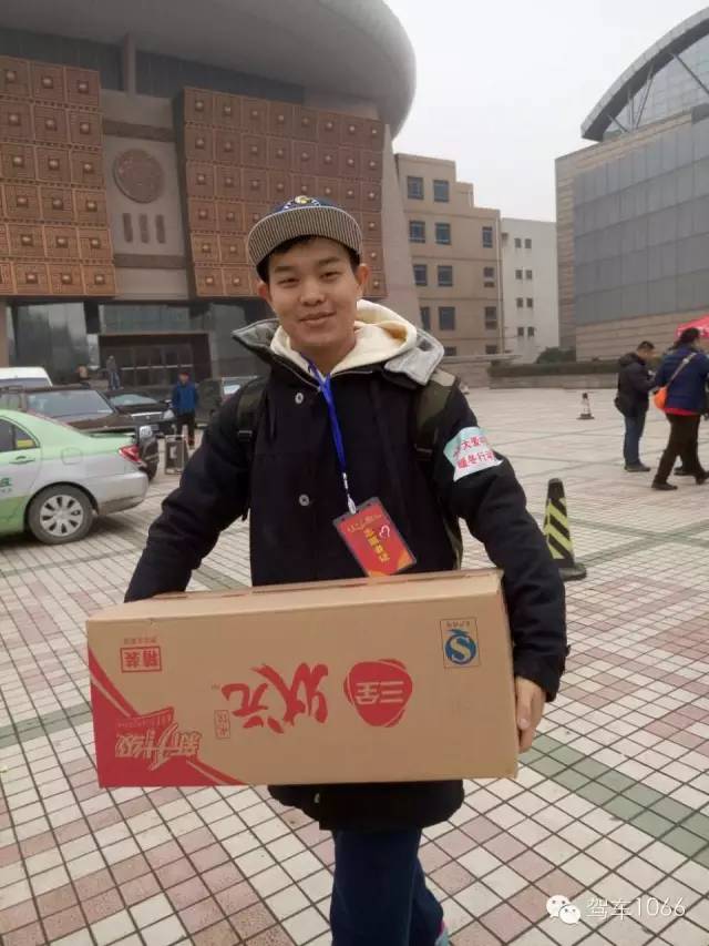 河南電臺1066主持人小澤，搬送愛心餃子。
