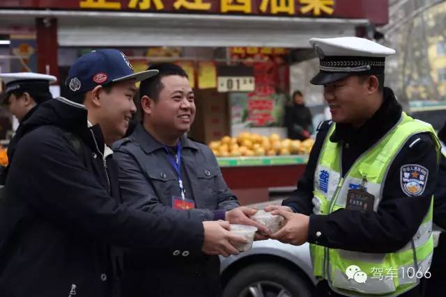 新華社攝影記者李博，也隨我們1066小分隊一路同行他也為我們記錄下了一幕幕溫暖的瞬間。
