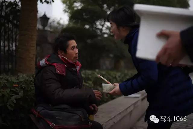 1066小分隊來到紫荊山（摩的司機、出租車司機、市民)，給他們送去餃子。