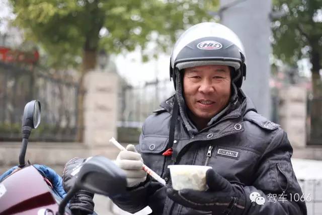 1066小分隊來到紫荊山（摩的司機、出租車司機、市民)，給他們送去餃子。