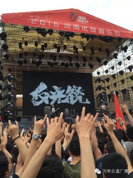 這么多朋友！默契的舉著一個(gè)手勢！