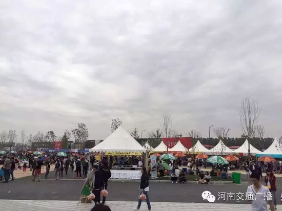雖然天空已經(jīng)烏云密布，但大家的熱情絲毫不減！