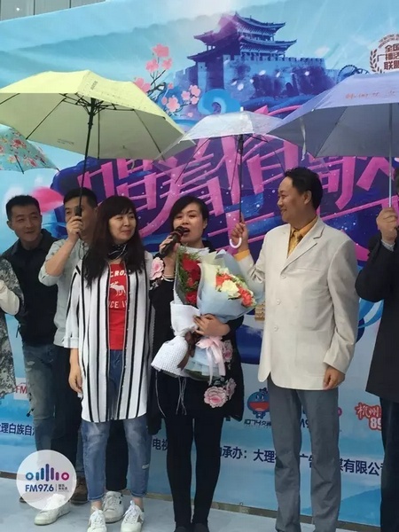 海波瞞著妻子，請來妻子的家人，耿梅驚喜感動，喜極而泣~