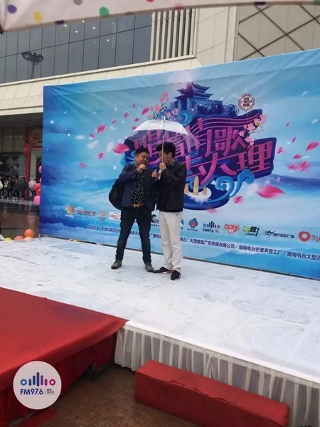 這位男士向遠(yuǎn)在家鄉(xiāng)的妻子隔空表白，勇氣真是大大的，您對妻子的愛，已經(jīng)超越萬水千山。