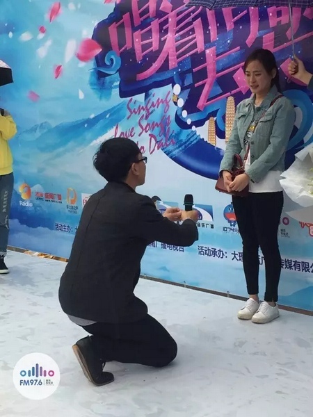 蘇世龍手捧戒指，單膝跪地向夢夢求婚，夢夢激動的說不出話來，點(diǎn)頭答應(yīng)~