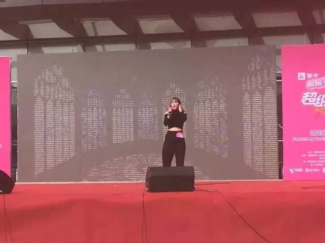 這pose一看就是在飆高音，猜猜看她唱的是哪首歌？