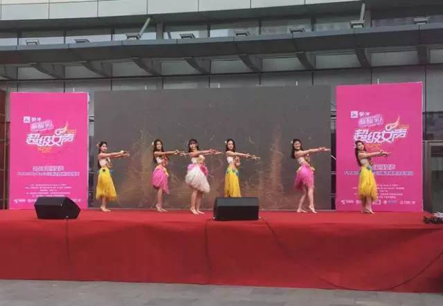 伴隨著舞蹈演員們的開(kāi)場(chǎng)，比賽在上午10點(diǎn)半正式拉開(kāi)序幕