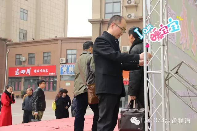 寒江副總監(jiān)親力親為，事無巨細(xì)。偶像真是暖暖惹人愛呢！