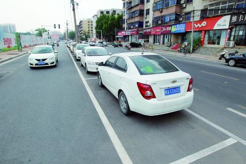 鄭州首創(chuàng)“內(nèi)嵌式”停車位長(zhǎng)啥樣？ 市民直呼沒見過