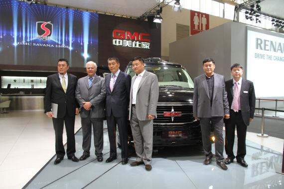 北京國際車展上，全新GMC S系列頂級(jí)商務(wù)車在亞太區(qū)首發(fā)。圖為企業(yè)領(lǐng)導(dǎo)與新車合影。