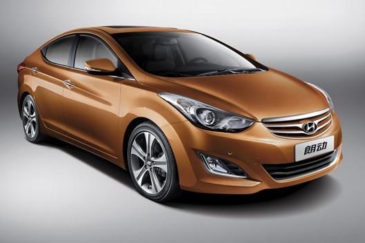 　　北京現(xiàn)代朗動分別搭載1.6L和1.8L兩種發(fā)動機，共7款車型?！傲黧w雕塑”設計理念持身的朗動看上