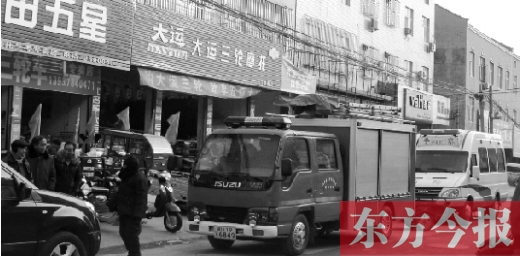 火災(zāi)發(fā)生后，袁厲害家門前的大路上停滿了消防車和警車