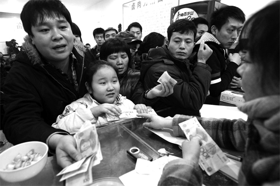 1月30日，李剛小面館收銀臺前，更多的市民大量買走“面卡”帶回家去