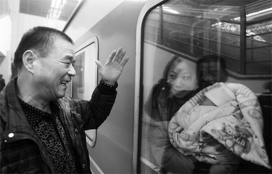 車要開了，史振星揮手向女兒懷中的外孫告別。女兒帶著剛剛出生43天的孩子，要到千里之外湖南的婆婆家過新
