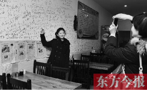 東方今報“一碗面的溫暖”還在延續(xù)，媒體和愛心人士的吃面接力熱情不減。