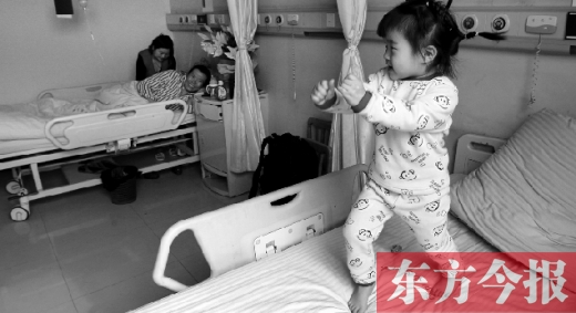 2月7日，春節(jié)前的第3天，雖然傷口很是疼痛，但3歲女兒可愛的“騎馬舞”是李剛最好的“止痛藥”