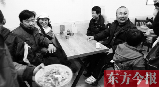 1月26日，坐著輪椅的袁海軍再次出現(xiàn)在李剛的面館，這次和他同來的是他的3位殘疾人朋友
