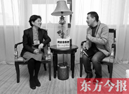 全國(guó)人大代表、省文化廳廳長(zhǎng)楊麗萍（左）在接受“兩會(huì)會(huì)客廳”采訪