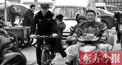 為了倡導(dǎo)綠色出行，鄭州市交警三大隊(duì)民警以身作則騎自行車上下班