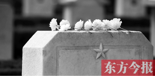清明假期里，各界人士來到鄭州烈士陵園，緬懷先烈。一座無名烈士的墓碑上，擺放著人們帶來的白花