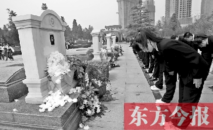 清明節(jié)，鄭州烈士陵園。學(xué)生在吉鴻昌烈士墓前鞠躬致禮