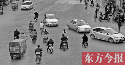 四月九日，鄭州市黃河路與經(jīng)八路交叉口，“中國式過馬路”現(xiàn)象仍很常見