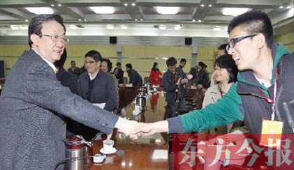 4月22日，省委書記、省人大常委會(huì)主任郭庚茂和“聚焦中博·河南行”中部六省媒體采訪團(tuán)成員親切握手