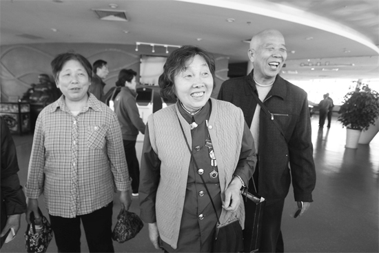 昨日，“尋訪百名共和國勞?！被顒?dòng)選出的百位勞模免費(fèi)游覽中原福塔