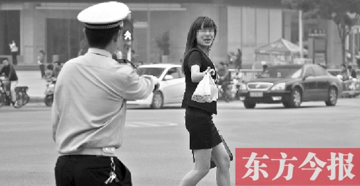 一名女子闖紅燈，并且躲避交警的處罰