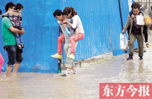 雨后鄭州，“背人過河”成了一道甜蜜又無(wú)奈的風(fēng)景 東方今報(bào)記者 沈翔 攝